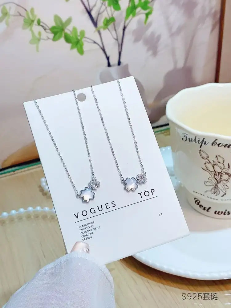 925 Silver & Mother-of-Pearl | 🌸 This little flower necklace is full of freshness